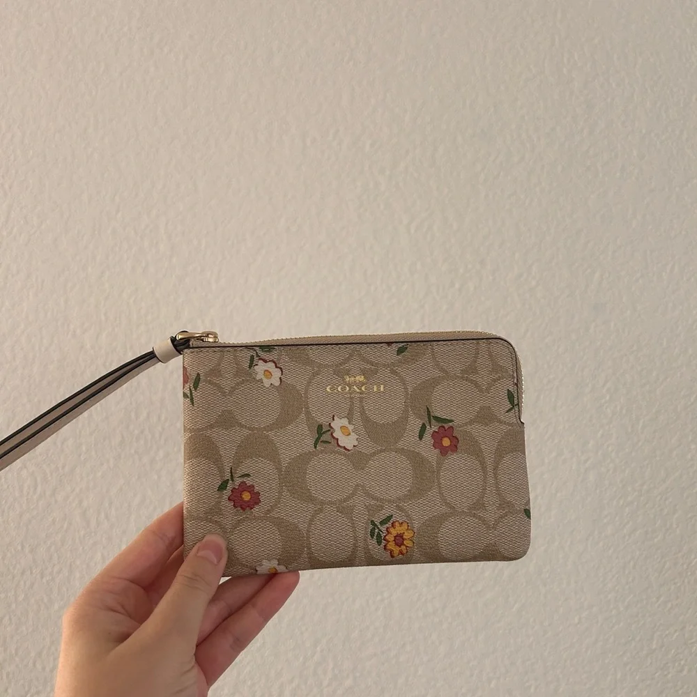 Coach Corner Zip Wristlet Canvas Nostalgic Ditsy Print, limited edition- EUC - Picture 7 of 13